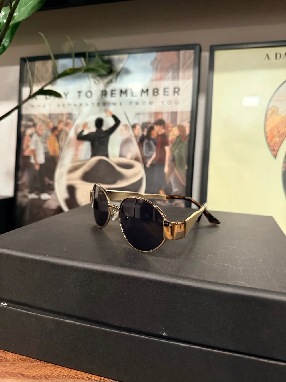 Source Unknown Gold Frame Black Lens Oval Sunglasses